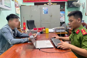 Thanh niên đem dây chuyền vàng đi cầm cố, rồi đến công an trình báo bị cướp