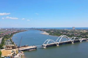 Cận cảnh cây cầu vòm 1.300 tỉ bắc qua sông Nhật Lệ ở Quảng Trị