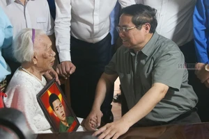 Thủ tướng Phạm Minh Chính thăm Mẹ Việt Nam Anh hùng 102 tuổi ở Quảng Trị