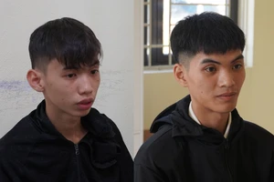 2 thanh niên giả công an chặn người đi đường, yêu cầu bỏ tiền vào cốp xe