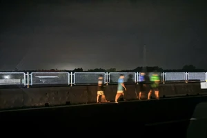 Nhiều thiếu niên đi bộ trên cao tốc Vạn Ninh – Cam Lộ vào ban đêm khiến tài xế hú vía