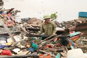 Xót xa cảnh loạt tàu cá của ngư dân Hà Tĩnh bị chìm, vùi lấp sau bão
