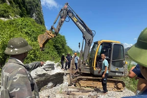 Thông tuyến đường sắt Bắc-Nam sau vụ sạt lở đá làm xô lệch ray 