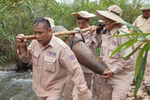 Đi bắt cá ở suối, người phụ nữ ở Quảng Trị bất ngờ thấy quả bom 'khủng'