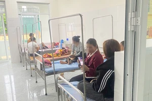 Số học sinh nghi ngộ độc sau bữa ăn sáng tại trường ở Quảng Trị tăng lên 40 em