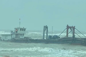 Cứu 4 thuyền viên trên tàu chở hàng gặp nạn khi đi qua vùng biển Quảng Trị