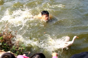 Clip: 3 thanh niên làng Lại Yên dí theo... con vịt!