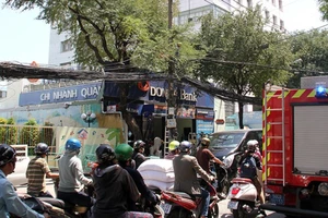 Clip trụ điện giữa trung tâm TP.HCM phát nổ