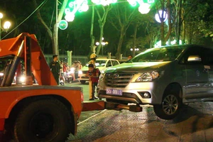 Quận 1 tiếp tục cẩu xe biển xanh đậu trước quán nhậu
