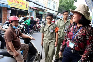 Clip: Nữ chủ tịch phường xăn tay dọn dẹp vỉa hè