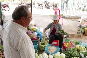'Bố Năm Hấp' - Cứu tinh của người bán hàng rong
