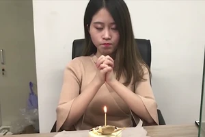 'Thánh ăn công sở' làm bánh sinh nhật bằng bóng đèn