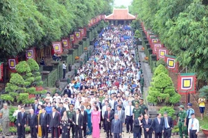 Clip: Hàng ngàn người dân TP.HCM dự giỗ tổ Hùng Vương