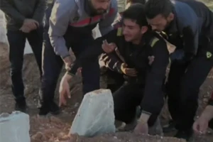 Đau đớn người cha Syria mất con và gia đình 25 người