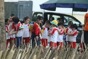 Clip: Cắm chông nhọn quanh vườn hoa để... ngăn chó !?