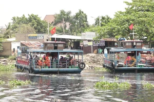 Người Sài Gòn cũng 'qua sông lụy đò'