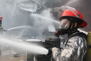 Clip: Cháy nổ lớn công ty sơn ngàn mét ở Hóc Môn