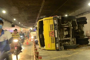 Clip: Cứu hộ xe chở đất lật trong hầm Thủ Thiêm