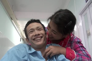 Tình yêu cổ tích của chàng bại liệt và nàng chân voi