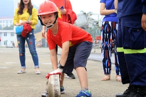 Clip: Lính cứu hỏa 'nhí' đu dây, vác vòi chữa cháy 