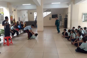 Clip: Võ sư hướng dẫn HS phòng chống bắt cóc, xâm hại
