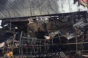 Hiện trường gara cháy trong đêm, 10 người thoát nạn