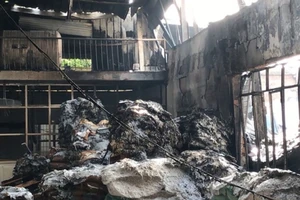 Clip: Cả ngàn m2 xưởng nhựa ở quận 8 bị thiêu rụi