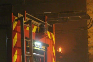 Clip: Cảnh sát dập đám cháy ở tiệm sửa xe 