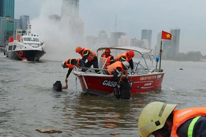 Clip: Cảnh sát PCCC diễn tập cứu hộ 2 tàu va chạm