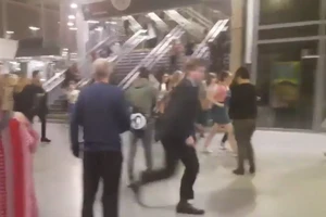 Giây phút hỗn loạn vụ nổ nhà thi đấu Manchester