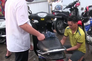 Clip: 3 anh em tiếp tục sửa xe miễn phí khi đường ngập