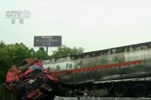 Tông xe liên hoàn trên cao tốc ở Trung Quốc