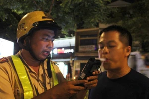 CSGT TP.HCM đo nồng độ cồn kiểu mới, không cần thổi