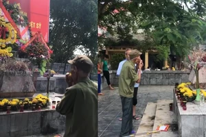 Cụ ông vượt hàng trăm cây số thổi kèn viếng đồng đội