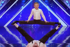 2 cha con trình diễn kỹ thuật uốn dẻo gây kinh ngạc 