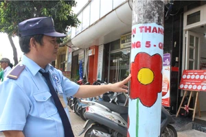Cột đèn, trụ điện 'nở hoa' chống quảng cáo bẩn