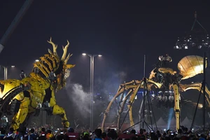 'Robot đại chiến - lửa và nước' trên đường phố Canada