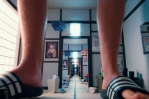 Người khổng lồ trong căn phòng bé nhỏ