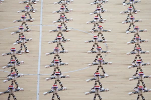 Màn đồng diễn của hơn 1.000 con robot cực kì độc đáo