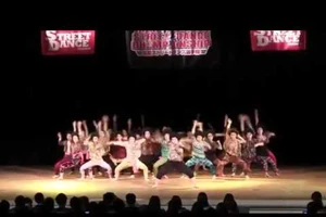 Nhảy bài Gimme Gimme của ABBA theo phong cách bà nội