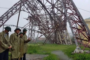 Bão quật đổ cột phát sóng truyền hình cao gần 100 m 