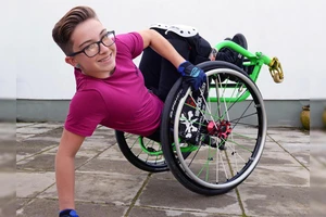 Lập kỷ lục nhào lộn bằng xe lăn ở tuổi 13