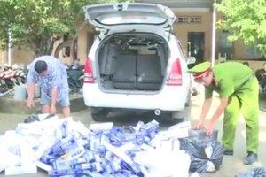 Bắt quả tang ô tô chở 5.000 gói thuốc lá lậu