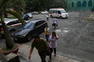 Vụ VN Pharma: Bị bắt tại tòa, bị cáo Hùng xỉu vì sốc