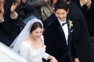 Song Joong Ki hôn Song Hye Kyo say đắm trong lễ cưới