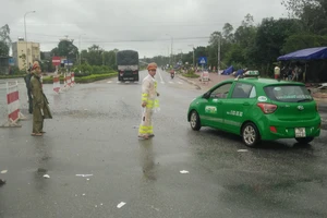 Quốc lộ 1 qua Quảng Ngãi đang bị chia cắt do lũ