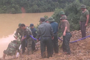 Bơm nước, đào đá tìm 4 nạn nhân bị núi vùi ở Quảng Nam