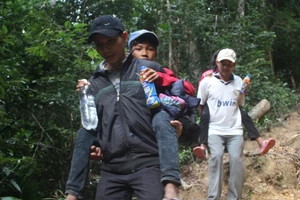 Giáo viên vượt rừng sâu, cõng học sinh đến lớp