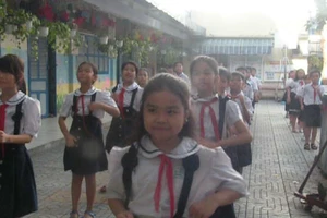 Xem học sinh tiểu học nhảy cha cha cha tập thể dục 