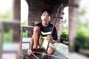 Cậu bé hát xẩm Thập ân nghe buồn nẫu ruột